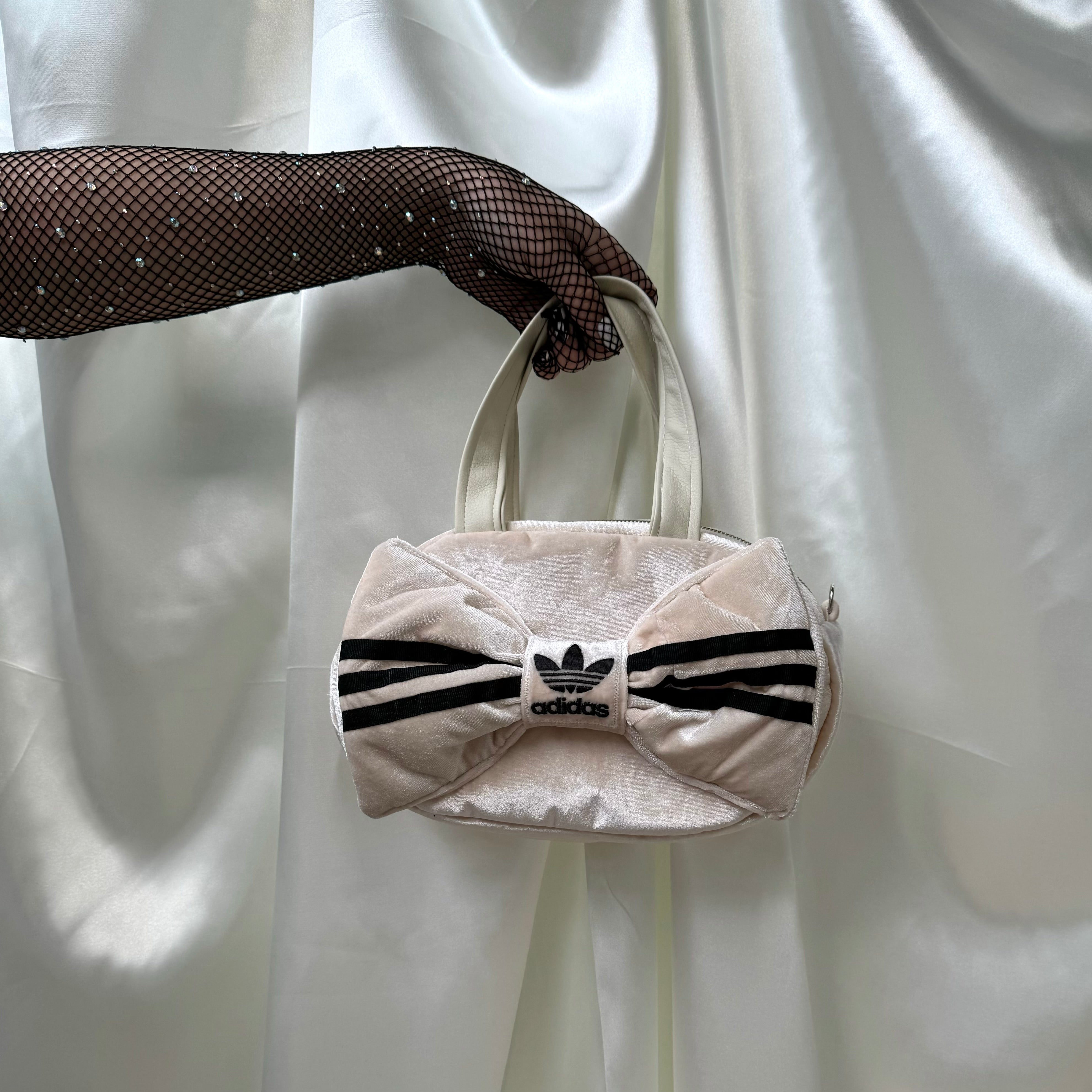 Bow Majesty White Velour