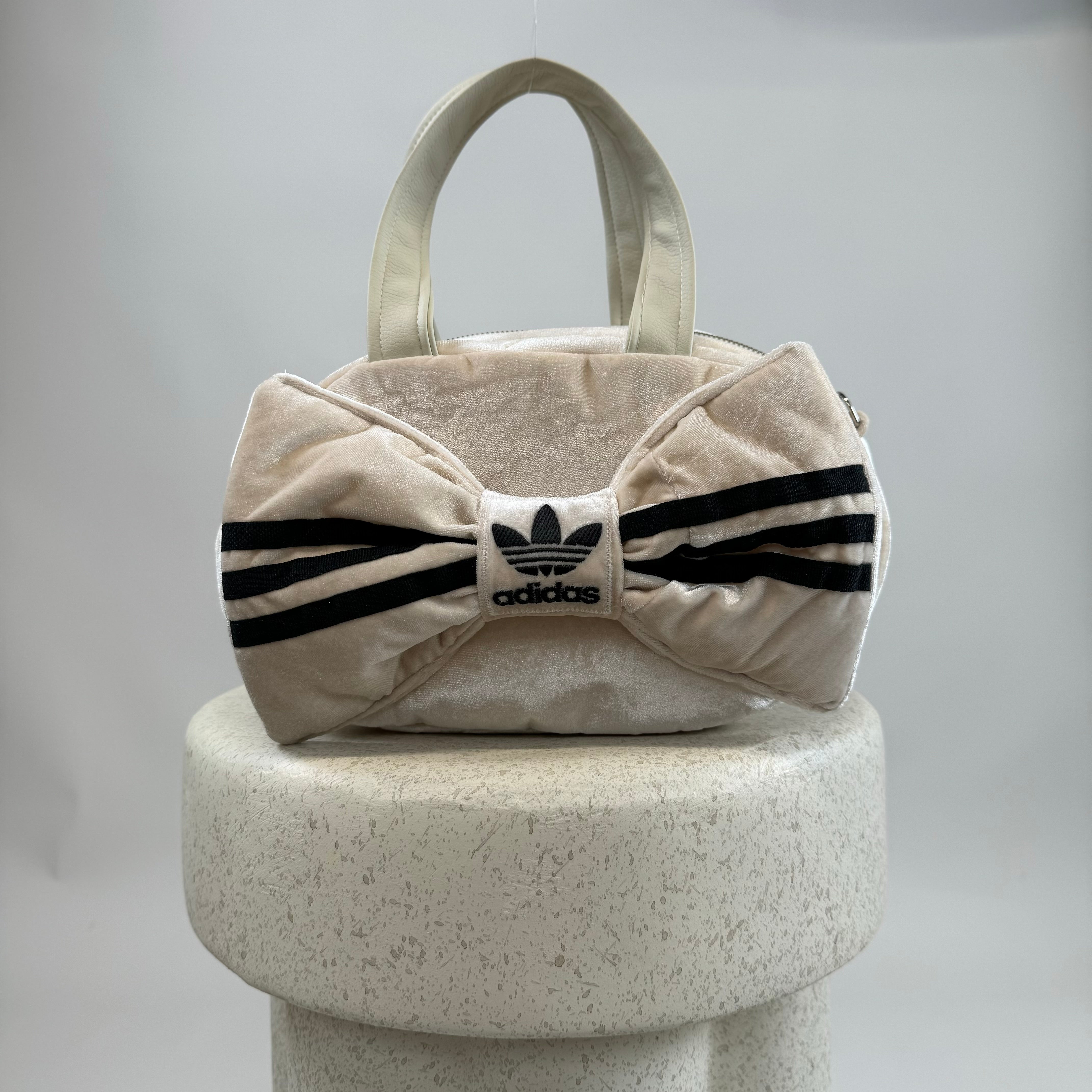 Bow Majesty White Velour